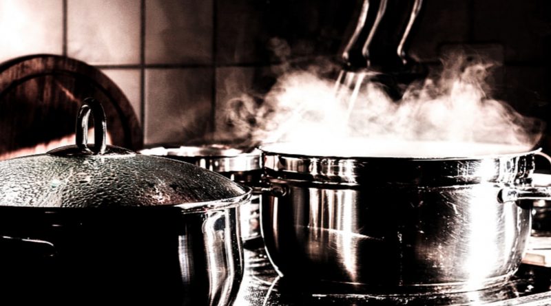 advantages and disadvantages of cooking in pressure cooker