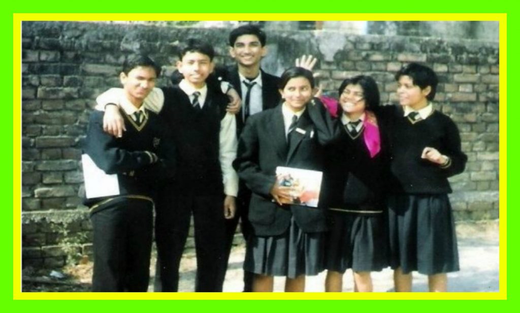 sushant with his bosom friends in school