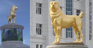 A statue of a golden dog has been placed in Turkmenistan