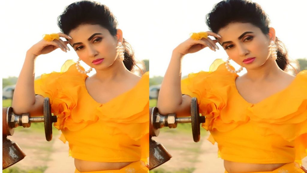 Bogo lolona Monami Ghosh in yellow dress