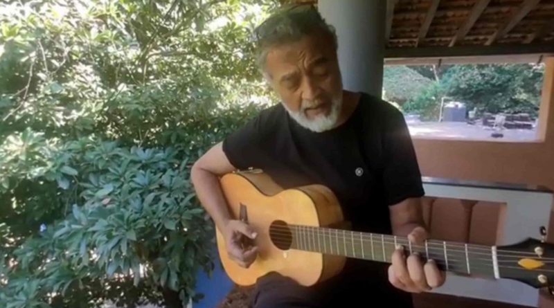 Veteran singer Lucky Ali suddenly sings O Sanam Gori Teri Aaankhen and it amuses the audience