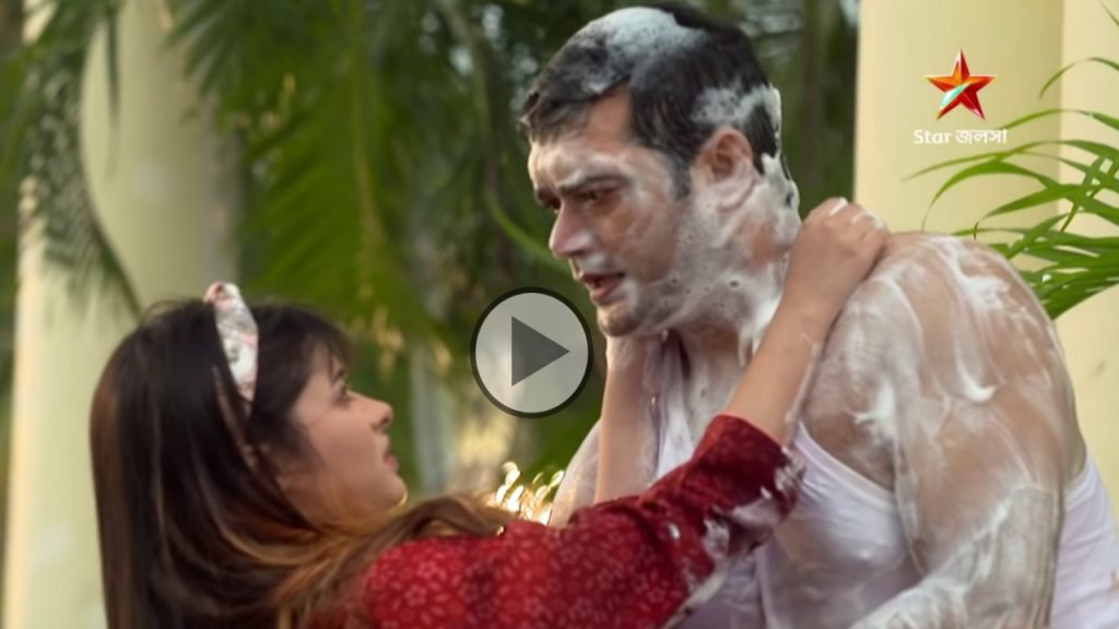 Abhishek Bose in Gangaram serial hugs mem saheb Tayra aka Sohini in a soap wrapped body