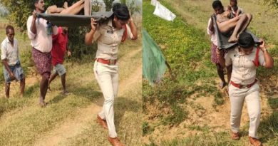 Woman Sub Inspector Sirsha Kotturu from Andhra Pradesh carries a dead body of an unknown for miles and helps performing cremation